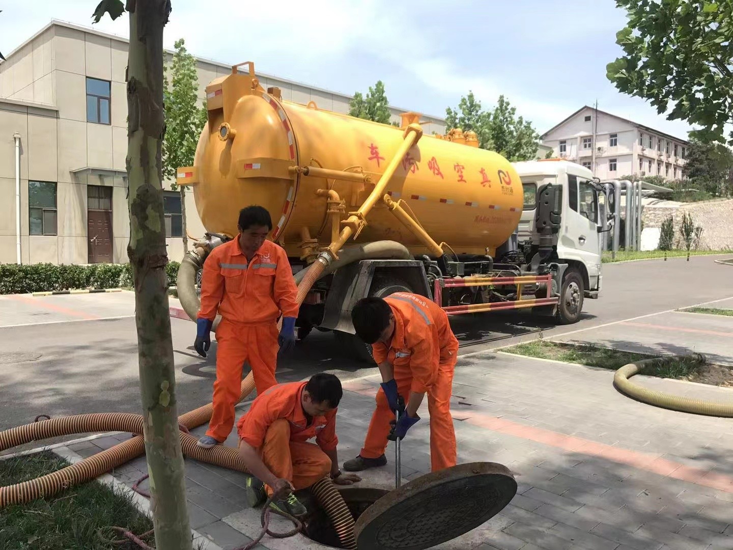 正阳管道疏通车停在窨井附近