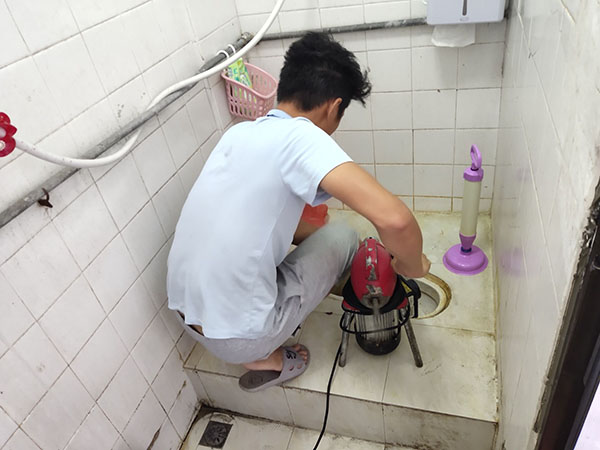 正阳管道堵塞冒臭气 专业师傅现场解决问题