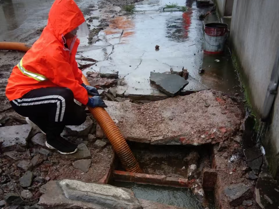 正阳专业清理污水池 炜誉市政以规范流程守护城市 “肠道”