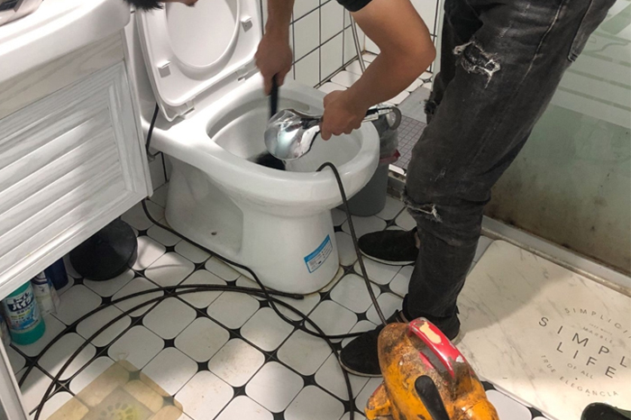 正阳马桶堵塞自己疏通还是找师傅？专业上门服务让你省时更省心