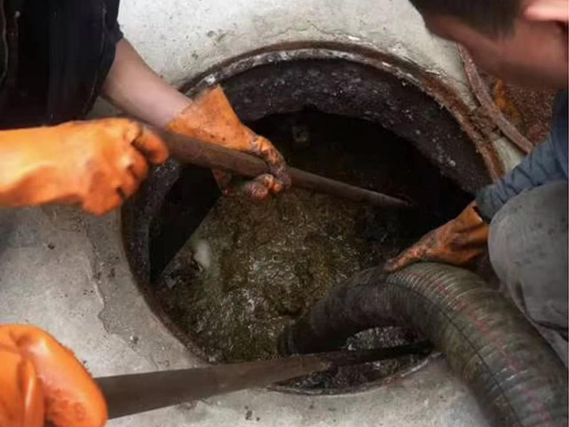 正阳清理化粪池时如何避免沼气的危害？